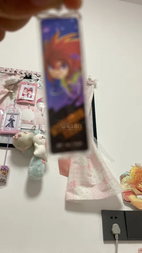 yhm发得很快我爱你 不过我收到的时候不小心划了一个痕迹我直接心脏喷血???但是这个光柱还是很貌美的 