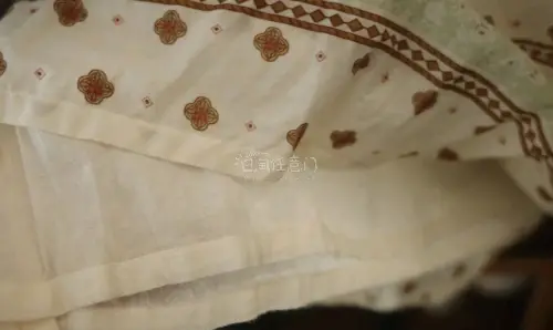 来自earth music ecology的Natural Label系列，奶油底色+棕色小花印花，裙摆的绿边拼接细节直接戳中我。宽松的娃娃裙版型不挑身材，面料轻薄透气，夏天穿也完全不闷汗。古着的独特质感，是量产款永远给不了的温柔。挖煤姬购物体验很好，物流也很快，好...