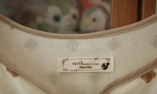 来自earth music ecology的Natural Label系列，奶油底色+棕色小花印花，裙摆的绿边拼接细节直接戳中我。宽松的娃娃裙版型不挑身材，面料轻薄透气，夏天穿也完全不闷汗。古着的独特质感，是量产款永远给不了的温柔。挖煤姬购物体验很好，物流也很快，好...