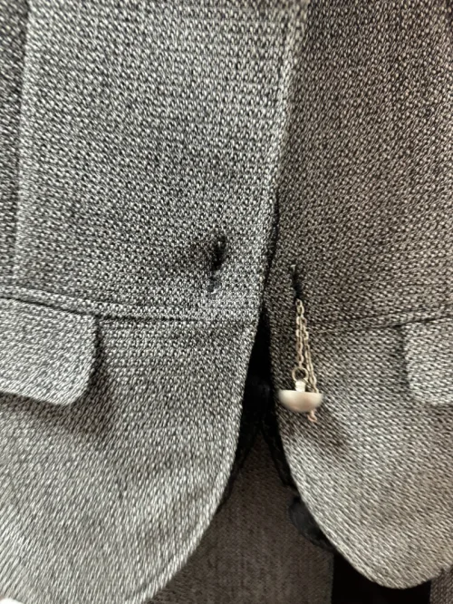 这次买到了一套非常精致又带一些性感的套装，比较少见。它的领口是有蕾丝的，这是很吸引我的一点，纽扣采还是用短链条搭配～这个设计蛮有趣的～还有一个是貂毛的外套，很板正，也是很复古而且毛色油亮～很喜欢