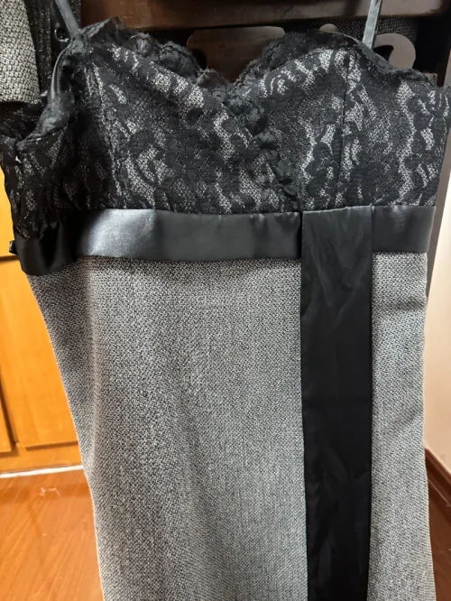 这次买到了一套非常精致又带一些性感的套装，比较少见。它的领口是有蕾丝的，这是很吸引我的一点，纽扣采还是用短链条搭配～这个设计蛮有趣的～还有一个是貂毛的外套，很板正，也是很复古而且毛色油亮～很喜欢