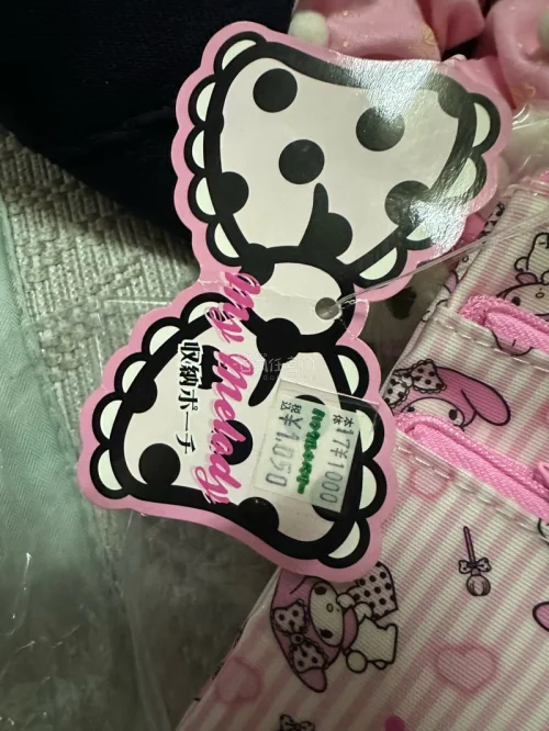 偶然间发现很可爱的三丽鸥美乐蒂三层收纳，让我印象最深的是他的黑粉配色加上化妆品柄图，于是果断拿下，物流很快实物也很貌美，体验感棒棒哒！
