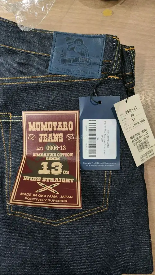 0906-13是momotaro桃太郎的vintage label复古系列牛仔裤，中腰宽松直筒版型，无论任何身材都可以轻松驾驭；0906为0905sp的海外版型，采用津巴布韦棉，臀部和大腿基本一致，膝盖往下则是带一点点修身常规直筒设计，减少了累赘感；后袋取消了双杠“...