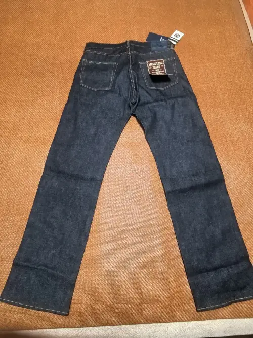 0906-13是momotaro桃太郎的vintage label复古系列牛仔裤，中腰宽松直筒版型，无论任何身材都可以轻松驾驭；0906为0905sp的海外版型，采用津巴布韦棉，臀部和大腿基本一致，膝盖往下则是带一点点修身常规直筒设计，减少了累赘感；后袋取消了双杠“...