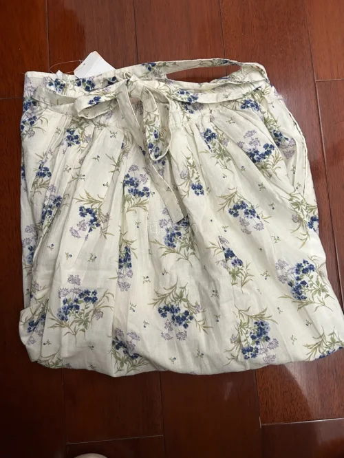 买到一条全新带吊牌的sm2碎花半裙 花色很漂亮 蓝色的碎花 材质也很舒服 发货很快 包装很好！！！！推荐购买