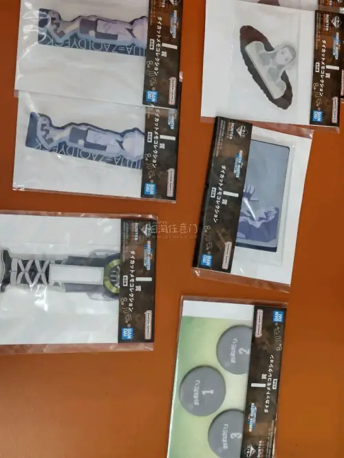 切了猎人最新的一番赏贴纸和古早dvd明信片，收到很美丽的实物，古早画风真的好٩(๑❛︶❛๑)۶ 新画风的贴纸也很美，奇犽的多个柄图都选得好好，爱看！