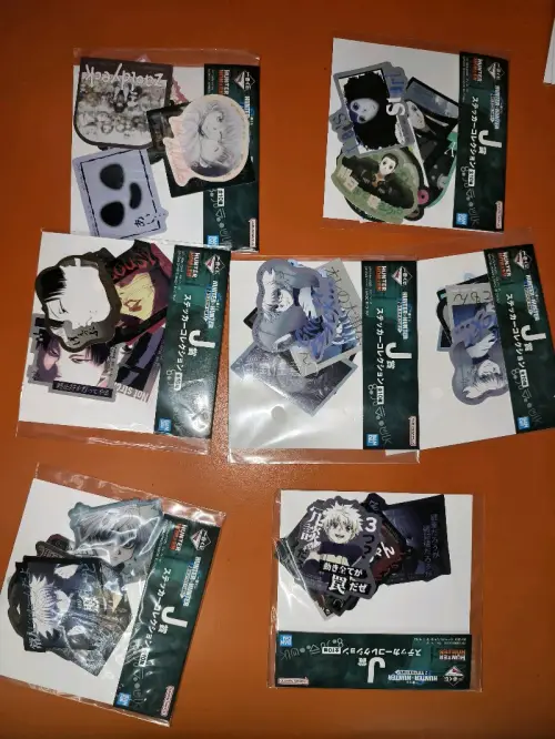 切了猎人最新的一番赏贴纸和古早dvd明信片，收到很美丽的实物，古早画风真的好٩(๑❛︶❛๑)۶ 新画风的贴纸也很美，奇犽的多个柄图都选得好好，爱看！