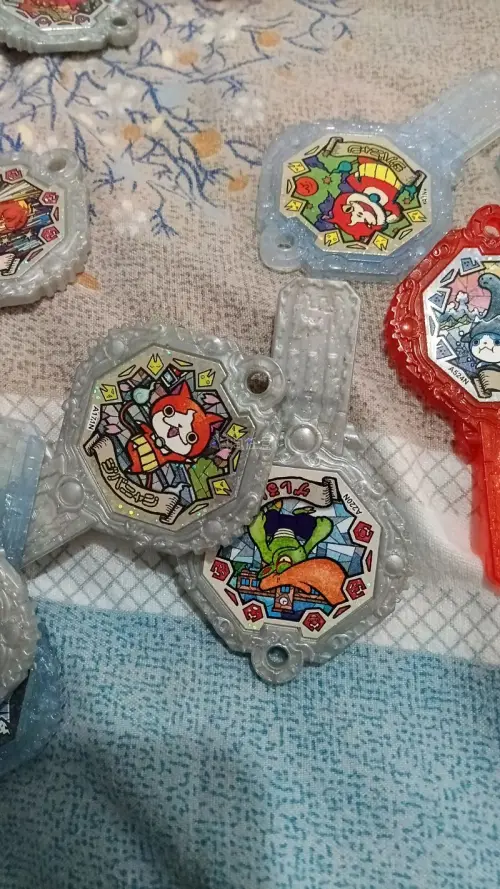 这批妖怪手表徽章性价比很高，虽标注二手但成色能接受，转运流程顺畅，换算价格划算，到手完好无损，收藏党很满意！