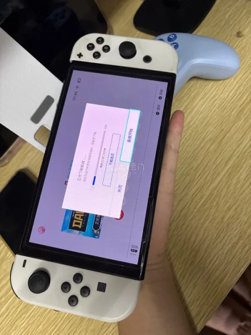 海淘Switch OLED安全下车！正品原装品质有保障，相比国内入手更划算，性价比远超国行机型。无锁区、无商店限制，游戏资源全面开放，自由下载各类正版游戏。升级高清OLED屏，画面细节细腻饱满，支架稳固续航升级，单人闯关、好友联机都适配，游戏党闭眼入不亏！