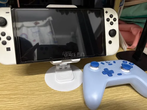 海淘Switch OLED安全下车！正品原装品质有保障，相比国内入手更划算，性价比远超国行机型。无锁区、无商店限制，游戏资源全面开放，自由下载各类正版游戏。升级高清OLED屏，画面细节细腻饱满，支架稳固续航升级，单人闯关、好友联机都适配，游戏党闭眼入不亏！