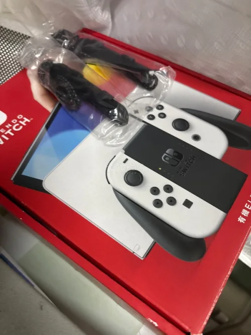 海淘Switch OLED安全下车！正品原装品质有保障，相比国内入手更划算，性价比远超国行机型。无锁区、无商店限制，游戏资源全面开放，自由下载各类正版游戏。升级高清OLED屏，画面细节细腻饱满，支架稳固续航升级，单人闯关、好友联机都适配，游戏党闭眼入不亏！