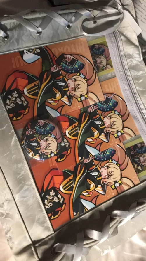 这次海淘周边整体体验很棒，包装厚实，每层都有气泡膜包裹，谷子没有磕碰折损。物流时效稳定，客服回复问题及时，优惠券抵扣运费很划算。清关流程顺畅，没有额外延误。商品和商品图完全一致，品相完好。平台合单操作简单，以后收谷还会选择这家，推荐给同好
