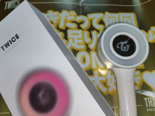 在挖煤姬下单的TWICE三代应援棒顺利收货。平台物品查验仔细，实物和描述完全一致，渐变灯光氛围感拉满。包裹打包厚实，防护到位，运输无磨损，物流时效稳定，清关顺畅。客服回复及时，海淘全程安心，买韩团日版周边认准这里，十分满意！