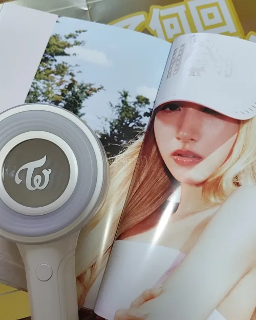 在挖煤姬下单的TWICE三代应援棒顺利收货。平台物品查验仔细，实物和描述完全一致，渐变灯光氛围感拉满。包裹打包厚实，防护到位，运输无磨损，物流时效稳定，清关顺畅。客服回复及时，海淘全程安心，买韩团日版周边认准这里，十分满意！