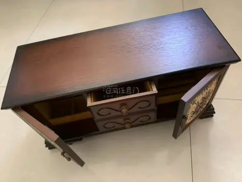 起初想淘个八音盒，挖挖的过程中发现了可以装饰品又有八音盒功能的木制手饰盒，以为也就铅笔盒大小，收到后简直震惊了，雷霆大木盒!不过颜值超漂亮，担心运输过程中磕碰，还特地跟我心爱的包包一起运回!挖煤姬打包真没话说!赞赞赞赞赞!
