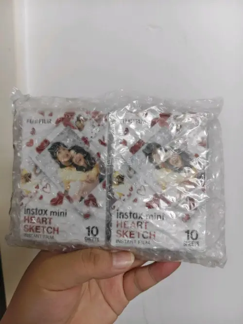 爱心相纸色彩柔和，边框精致好看，拍出来氛围感十足。成像清晰不发灰，出片稳定，没有明显色差。纸质厚实不容易弯折，用来记录日常小照片再合适不过，性价比很高，会回购。
