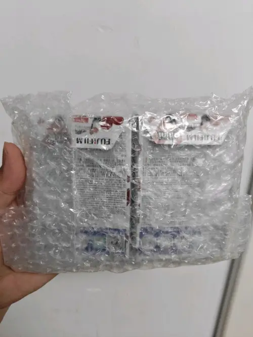 爱心相纸色彩柔和，边框精致好看，拍出来氛围感十足。成像清晰不发灰，出片稳定，没有明显色差。纸质厚实不容易弯折，用来记录日常小照片再合适不过，性价比很高，会回购。