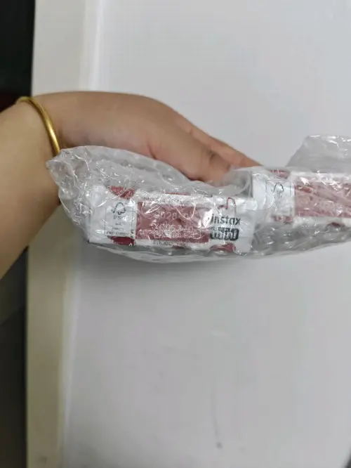 爱心相纸色彩柔和，边框精致好看，拍出来氛围感十足。成像清晰不发灰，出片稳定，没有明显色差。纸质厚实不容易弯折，用来记录日常小照片再合适不过，性价比很高，会回购。
