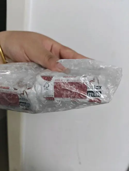 爱心相纸色彩柔和，边框精致好看，拍出来氛围感十足。成像清晰不发灰，出片稳定，没有明显色差。纸质厚实不容易弯折，用来记录日常小照片再合适不过，性价比很高，会回购。