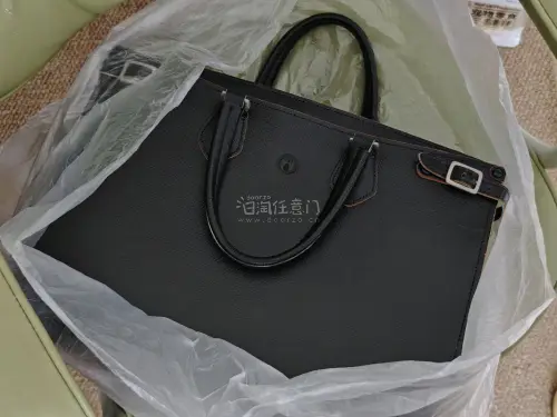 这次买的是一个制服包，收到以后感觉这绝对是我用挖煤姬以来收到的最大的箱子了，里三层外三层的包裹很令人安心。这个包又大又重，选择的是海运，挖煤姬的海运速度非常给力，基本半个月就可以到了，很适合运送大重件！