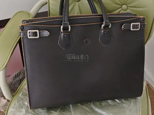 这次买的是一个制服包，收到以后感觉这绝对是我用挖煤姬以来收到的最大的箱子了，里三层外三层的包裹很令人安心。这个包又大又重，选择的是海运，挖煤姬的海运速度非常给力，基本半个月就可以到了，很适合运送大重件！