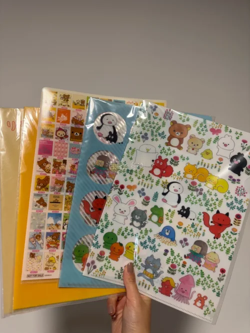 最近一次海淘我给到夯：好价的眼屎羊毛绒挂和方吉的食玩盲盒，都是已经绝版之物，还有轻松熊作家展会原画的文件夹萌之萌之～真的很庆幸有挖煤姬可以吃到很多国内少见的萌物好物！