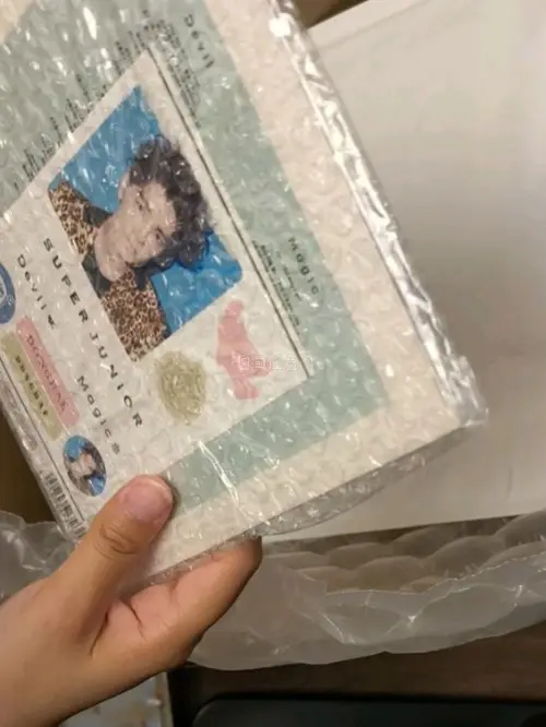 切了一些蓝人的新专旧专和小卡，到手非常满意！状态都很好，像全新一样，没有什么瑕疵！集齐了特别萌的skeleton一套小赫海~包装选了加保护，确实非常好，包裹很安全的到家了！