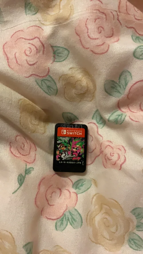 挖煤姬上买的卡带真是太香了！价格比国内二手平台便宜一大截，加上包税运费到手才三百多。卡带盒说齐全，金手指几乎没有划痕，跟全新的一样。用过了都没有问题，发货速度也快，合单打包特别严实，强烈推荐给所有游戏党！