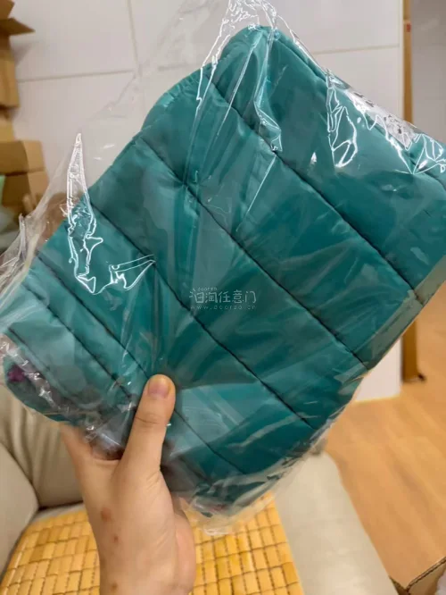 这次也是到了很多米奇的小周边，包包超级美的还有两条很可爱的方巾，别的小东西成色和价格也是很香，期待下一箱到货，物流也很快