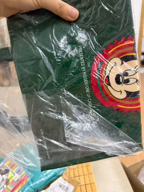 这次也是到了很多米奇的小周边，包包超级美的还有两条很可爱的方巾，别的小东西成色和价格也是很香，期待下一箱到货，物流也很快