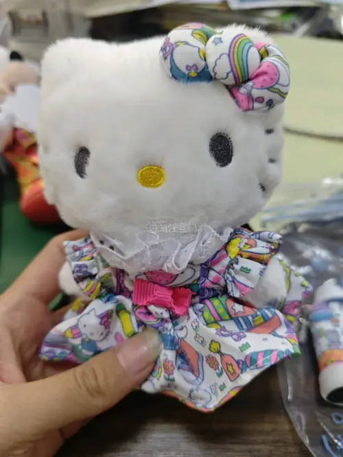 这次收到了一批海量米奇米妮毛绒玩偶，还有三丽鸥展会限定Hello Kitty挂件，整体购物体验十分满意。
卖家描述如实，商品无破损污渍，Hello Kitty标注未使用保存完好，平台入库称重清晰，结算汇率透明，各项费用明细一目了然，优惠券抵扣后价格划算。
转运流程顺...这次收到了一批海量米奇米妮毛绒玩偶，还有三丽鸥展会限定Hello Kitty挂件，整体购物体验十分满意。 卖家描述如实，商品无破损污渍，Hello Kitty标注未使用保存完好，平台入库称重清晰，结算汇率透明，各项费用明细一目了然，优惠券