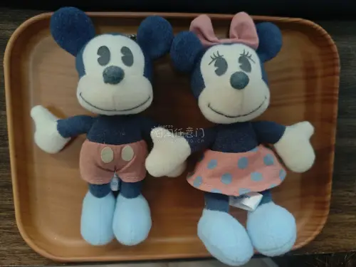 这次收到了一批海量米奇米妮毛绒玩偶，还有三丽鸥展会限定Hello Kitty挂件，整体购物体验十分满意。
卖家描述如实，商品无破损污渍，Hello Kitty标注未使用保存完好，平台入库称重清晰，结算汇率透明，各项费用明细一目了然，优惠券抵扣后价格划算。
转运流程顺...这次收到了一批海量米奇米妮毛绒玩偶，还有三丽鸥展会限定Hello Kitty挂件，整体购物体验十分满意。 卖家描述如实，商品无破损污渍，Hello Kitty标注未使用保存完好，平台入库称重清晰，结算汇率透明，各项费用明细一目了然，优惠券