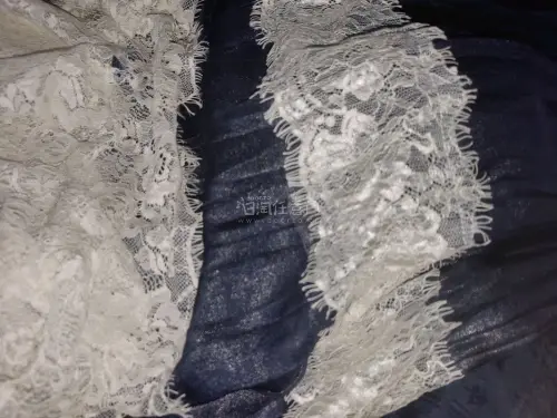 第一下买ax嘿嘿，好漂亮啊，到手都惊了，给力给力，谢谢挖煤机提供平台哈哈哈，不知道为啥拍的照片那么糊。那依稀能看清衣服的美吧