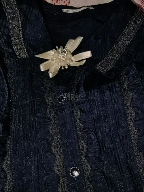 第一下买ax嘿嘿，好漂亮啊，到手都惊了，给力给力，谢谢挖煤机提供平台哈哈哈，不知道为啥拍的照片那么糊。那依稀能看清衣服的美吧