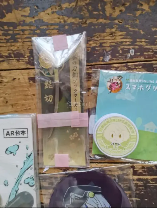 大家好，欢迎收看我的挖煤姬年中开箱好物分享，这次又在挖煤姬买了很多周边，这次是我在挖煤姬上半年最满意的一单，淘到了大庆的刀猫杯垫，完全是小蓝莓，特别可爱。还有哥切的刀型小挂件，很小巧可爱，非常喜欢，还有一些立牌，都很物美价廉，这次还是用的邮政epl，价格实惠，用积分...