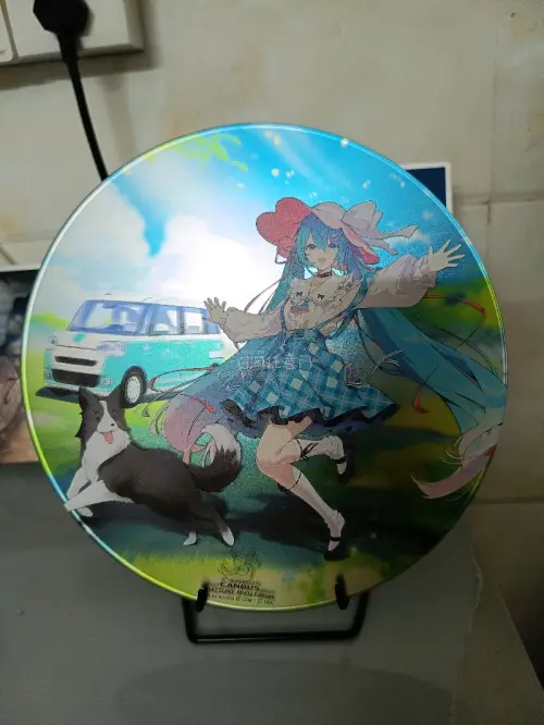 我已经被初女士彻底迷住了，为了这个美丽脆弱的镜子画我还特意选了ems，果然打包的很好，还有很萌的小马立牌，以及给大家欣赏一下我的其他初女士！恋爱裁判太萌了如此美萌真的好想亲＾3＾，还有超级可爱的小狗桌垫！
