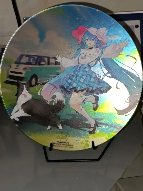我已经被初女士彻底迷住了，为了这个美丽脆弱的镜子画我还特意选了ems，果然打包的很好，还有很萌的小马立牌，以及给大家欣赏一下我的其他初女士！恋爱裁判太萌了如此美萌真的好想亲＾3＾，还有超级可爱的小狗桌垫！