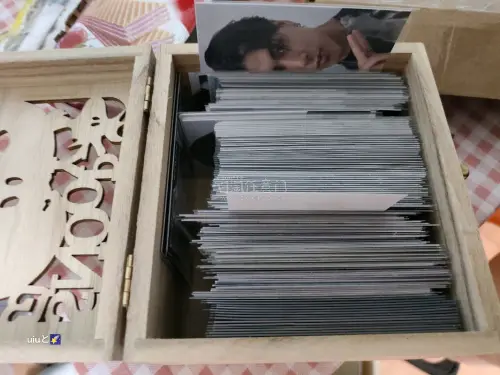包裹终于到手啦！这次入手的小卡品相超棒，边角完美，简直像刚拆封一样。玩偶软乎乎的，立牌也超精致，几乎没有瑕疵，包装特别严实，漂洋过海一点没磕碰，物流速度也让人惊喜。每次挖宝都有种拆盲盒的快乐，这次又是满分体验