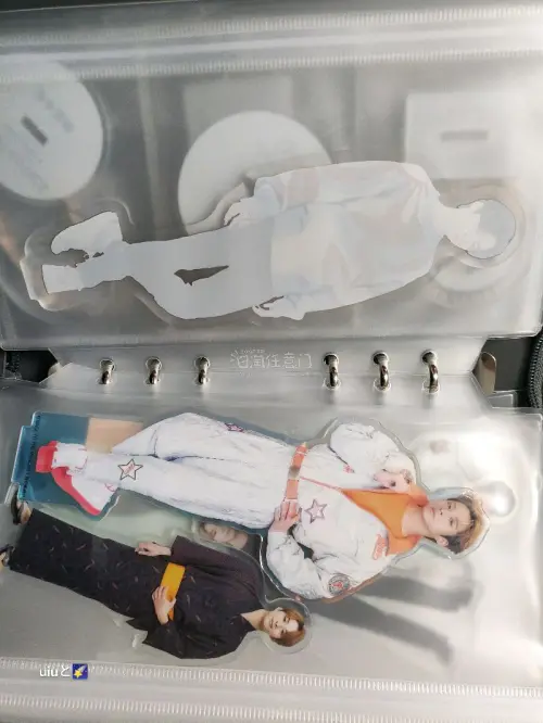 包裹终于到手啦！这次入手的小卡品相超棒，边角完美，简直像刚拆封一样。玩偶软乎乎的，立牌也超精致，几乎没有瑕疵，包装特别严实，漂洋过海一点没磕碰，物流速度也让人惊喜。每次挖宝都有种拆盲盒的快乐，这次又是满分体验