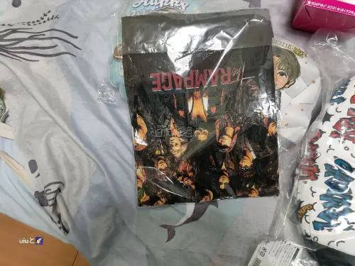 包裹终于到手啦！这次入手的小卡品相超棒，边角完美，简直像刚拆封一样。玩偶软乎乎的，立牌也超精致，几乎没有瑕疵，包装特别严实，漂洋过海一点没磕碰，物流速度也让人惊喜。每次挖宝都有种拆盲盒的快乐，这次又是满分体验