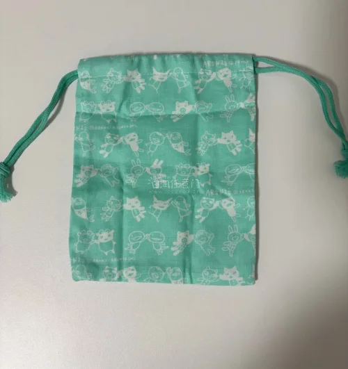 超级喜欢这个颜色！马卡龙绿！满印可爱图案！嘻嘻！可爱的束口袋一定要用来装可爱的东西！搭配之前买的蛙蛙吧唧真是太好看了！喜欢！大小放充电宝很合适！