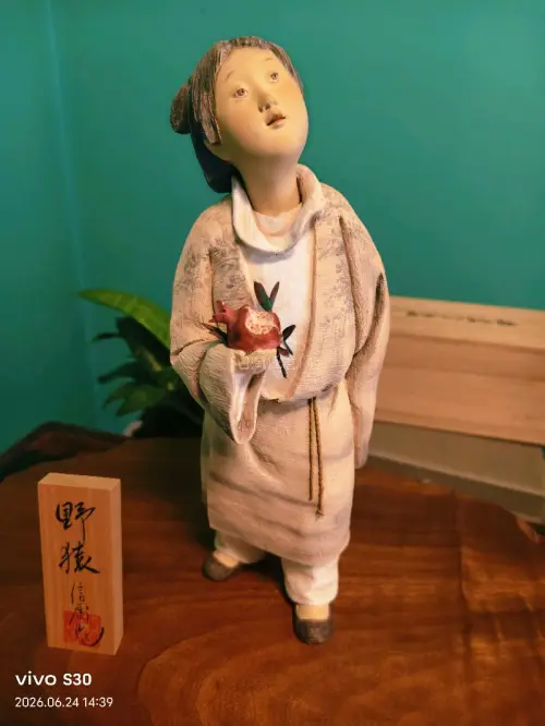 一个手捧石榴的少年，目光深邃，仿佛在凝视着远方。他的目光如此美丽，仿佛能透过屏幕，直击人心。
购物体验非常好！非常喜欢，还会来光顾的！