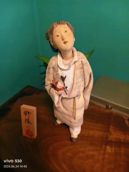 一个手捧石榴的少年，目光深邃，仿佛在凝视着远方。他的目光如此美丽，仿佛能透过屏幕，直击人心。
购物体验非常好！非常喜欢，还会来光顾的！
