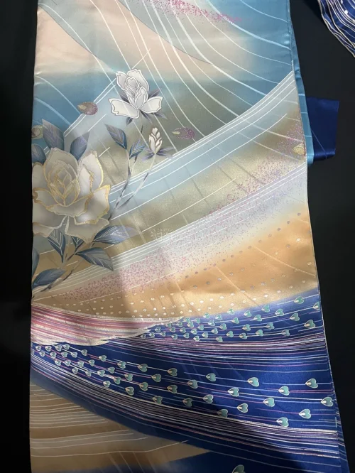 在挖煤姬下单的新一批海淘正绢又到啦
都是漂亮的布料，满满的全是漂亮的金彩，太华丽了，品相都很好，布料精美，购物体验非常满意
购物体验超级好，一次切了很多件正绢和服，收到挖煤姬的包裹后，想夸一夸！包装特别用心，里外气泡膜裹得严严实实，拆开一看商品完好无损，和描述一模一...