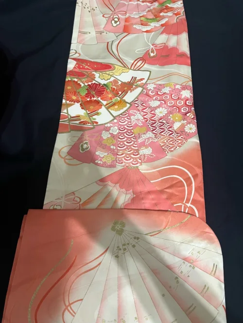 在挖煤姬下单的新一批海淘正绢又到啦
都是漂亮的布料，满满的全是漂亮的金彩，太华丽了，品相都很好，布料精美，购物体验非常满意
购物体验超级好，一次切了很多件正绢和服，收到挖煤姬的包裹后，想夸一夸！包装特别用心，里外气泡膜裹得严严实实，拆开一看商品完好无损，和描述一模一...