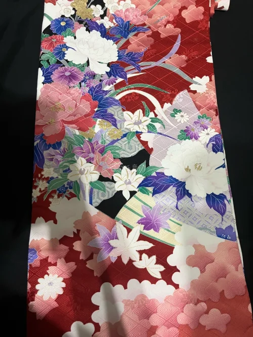 在挖煤姬下单的新一批海淘正绢又到啦
都是漂亮的布料，满满的全是漂亮的金彩，太华丽了，品相都很好，布料精美，购物体验非常满意
购物体验超级好，一次切了很多件正绢和服，收到挖煤姬的包裹后，想夸一夸！包装特别用心，里外气泡膜裹得严严实实，拆开一看商品完好无损，和描述一模一...