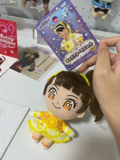 淘到了很古早的周边真的很开心，而且囤货合单一起发回国内邮费还很划算便宜 挖煤姬的打包也很让人安心，走的是竹蜻蜓路线合单也很快很顺利的到手上了用了很结实的箱子，整体下来还是很满意的