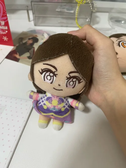 淘到了很古早的周边真的很开心，而且囤货合单一起发回国内邮费还很划算便宜 挖煤姬的打包也很让人安心，走的是竹蜻蜓路线合单也很快很顺利的到手上了用了很结实的箱子，整体下来还是很满意的