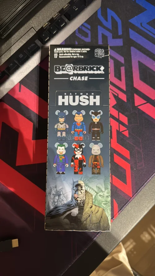 这款BE@RBRICK 100% CHASE BATMAN HUSH是MEDICOM TOY与DC漫画联名推出的限量收藏级积木熊，以经典漫画《蝙蝠侠：缄默》为主题，将六位核心角色——蝙蝠侠、超人、猫女、小丑、哈莉·奎茵与缄默——浓缩于7厘米高的熊形玩偶中，兼具潮玩属...