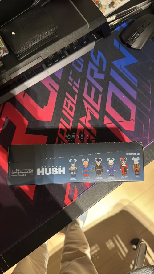 这款BE@RBRICK 100% CHASE BATMAN HUSH是MEDICOM TOY与DC漫画联名推出的限量收藏级积木熊，以经典漫画《蝙蝠侠：缄默》为主题，将六位核心角色——蝙蝠侠、超人、猫女、小丑、哈莉·奎茵与缄默——浓缩于7厘米高的熊形玩偶中，兼具潮玩属...
